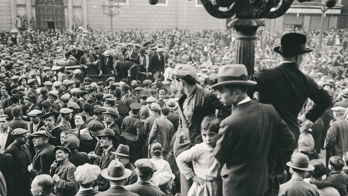 Proclamación de la Segunda República en la plaza de Sant Jaume de Barcelona, el 14 de abril de 1931.