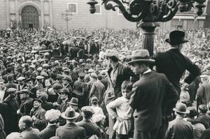 Proclamación de la Segunda República en la plaza de Sant Jaume de Barcelona, el 14 de abril de 1931.