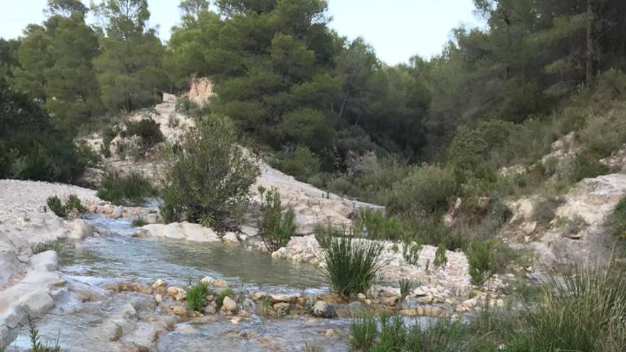 La ruta de senderismo que tiene de todo en Alicante: río, cascadas, molinos y hasta una cueva.