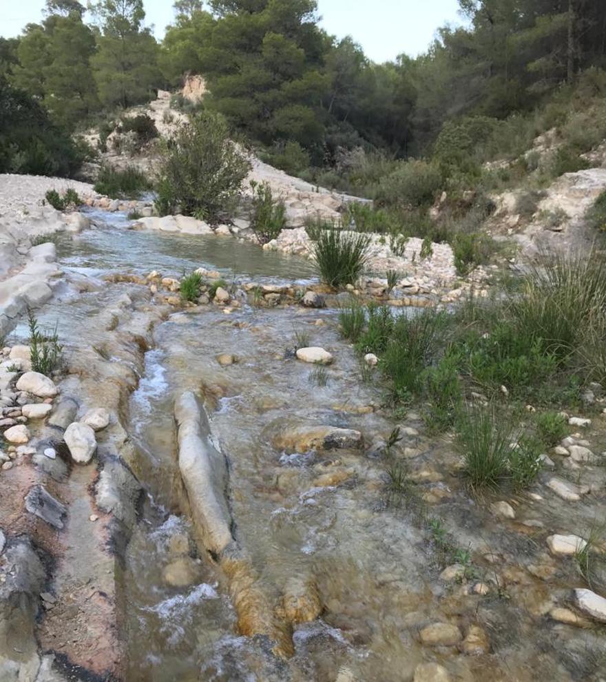 La ruta de senderismo que tiene de todo en Alicante: río, cascadas, molinos y hasta cuevas