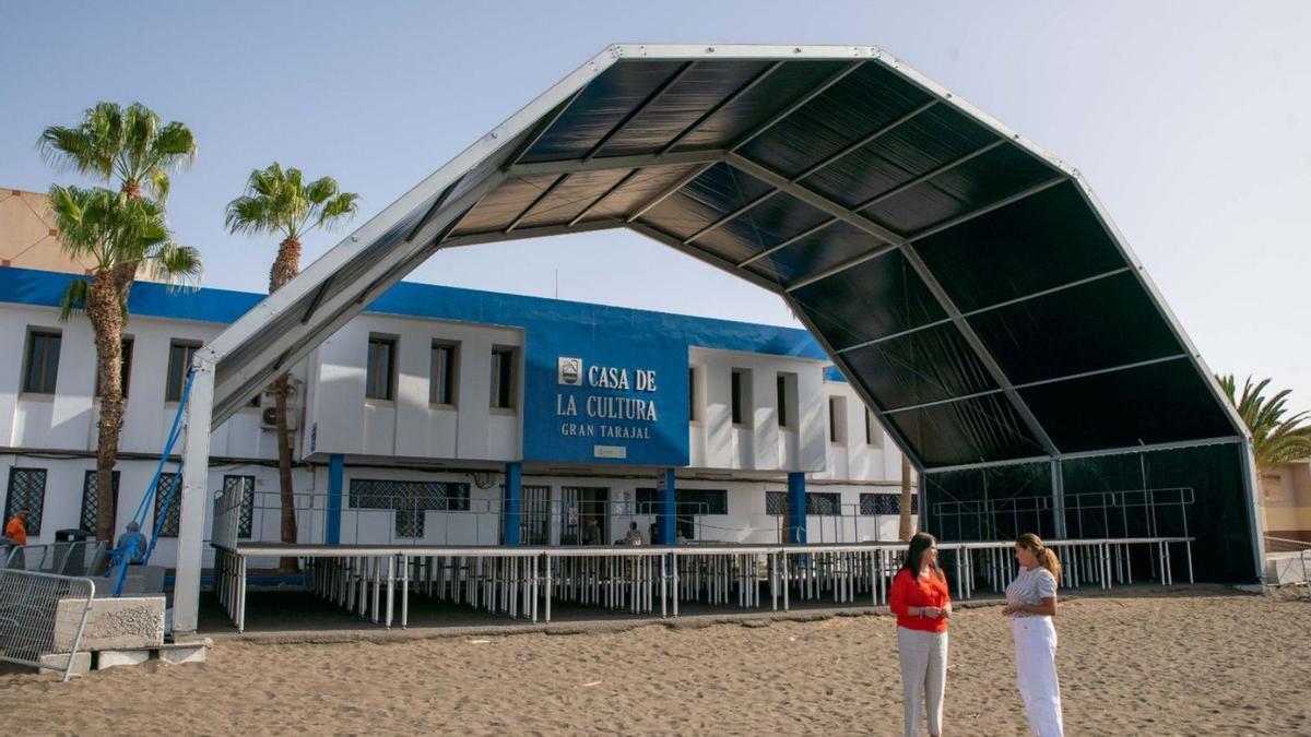 La alcaldesa de Tuineje, Esther Hernández, y la edil de Festejos, Mayka Marrero, ante el escenario en la playa de Gran Tarajal. | | LP/DLP