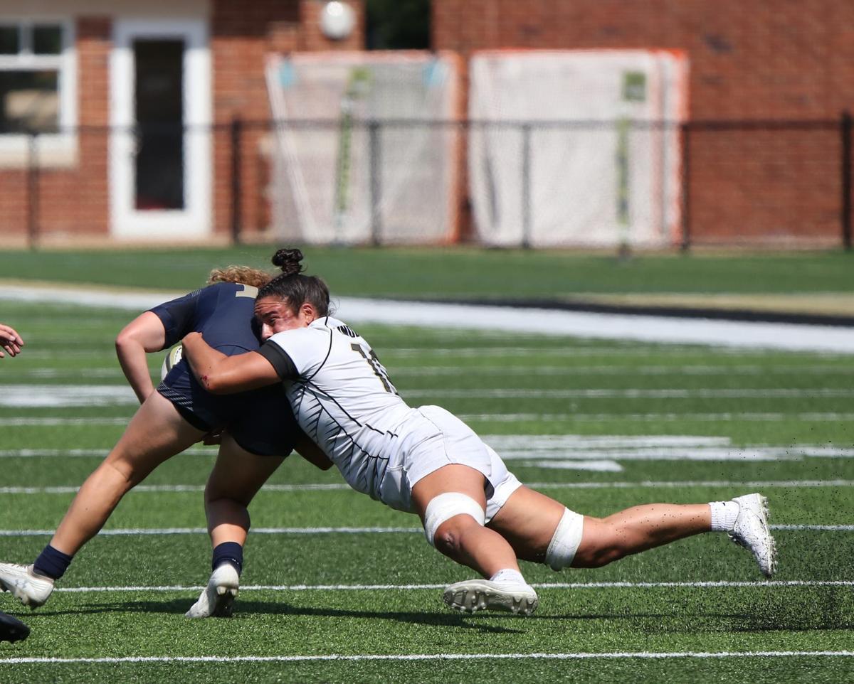 Lucía del Campo realiza un placaje.
