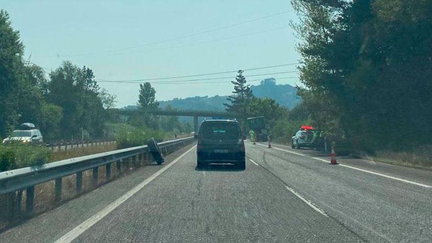 Un camión pierde una rueda y provoca retenciones en la A-64, en Siero