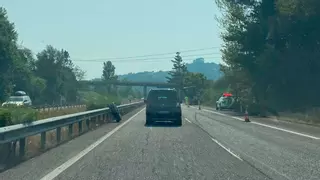 Un camión pierde una rueda y provoca retenciones en la A-64, en Siero