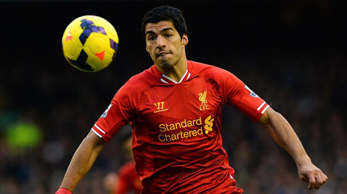 Luis Suárez pica de cap una pilota durant un partit amb el Liverpool, la temporada passada Luis Suárez pica de cap una pilota durant un partit amb el Liverpool, la temporada passada