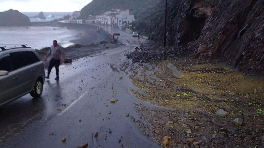 Desprendimiento de piedras a la llegada al Roque de Las Bodegas.