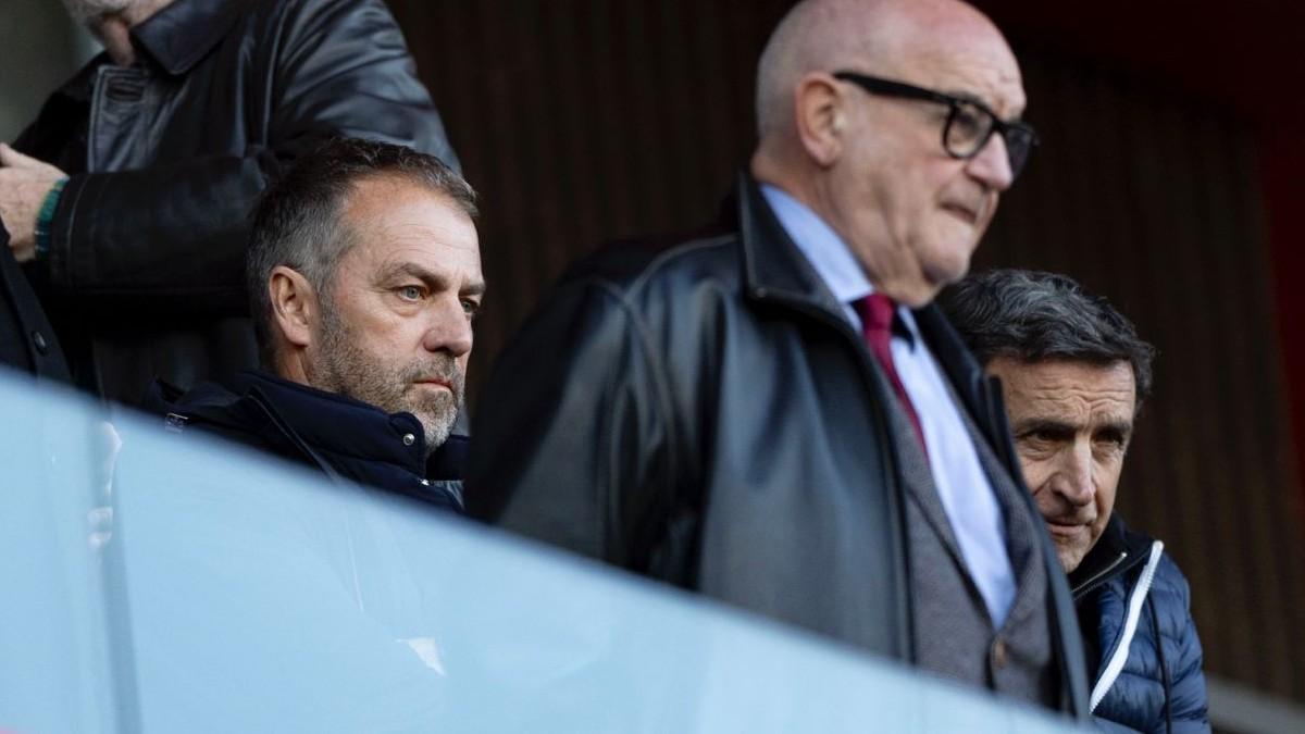 Flick está examinando a los jugadores del Barça Atlètic en el partido contra la Gimnástica