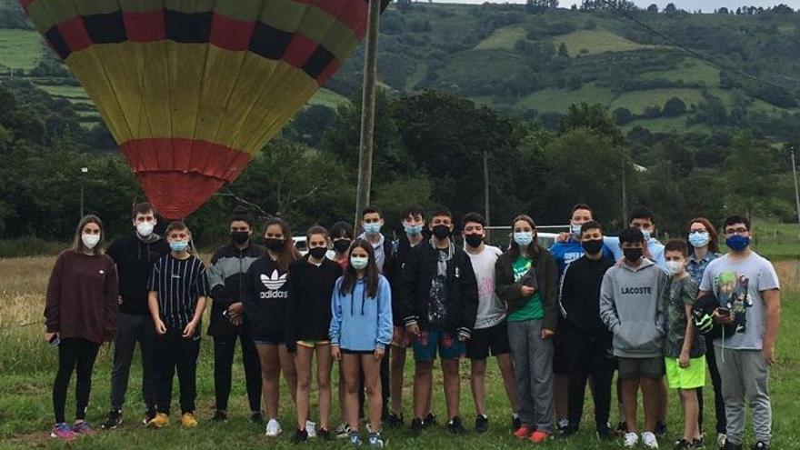 Los alumnos, por la mañana antes de volar en globo.