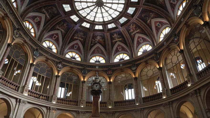 Vista de un reloj en el Palacio de la Bolsa.