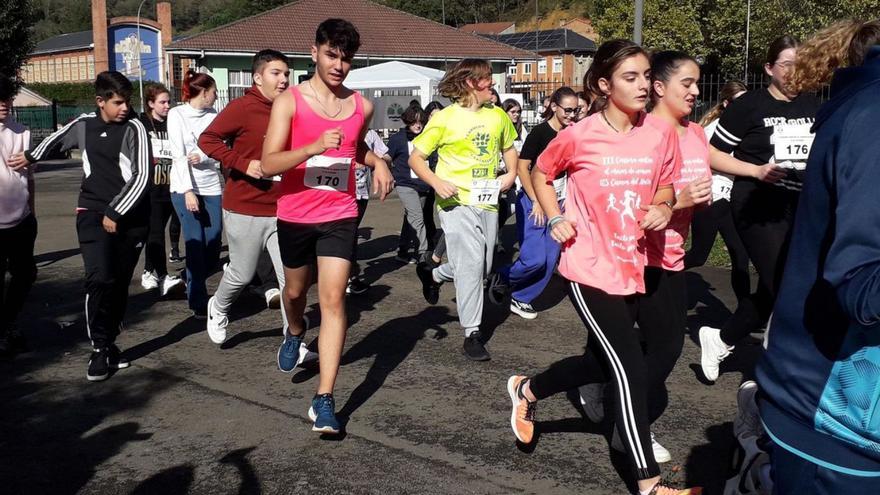 Alumnos del IES Cuenca del Nalón, en la carrera contra el cáncer. | D. O.