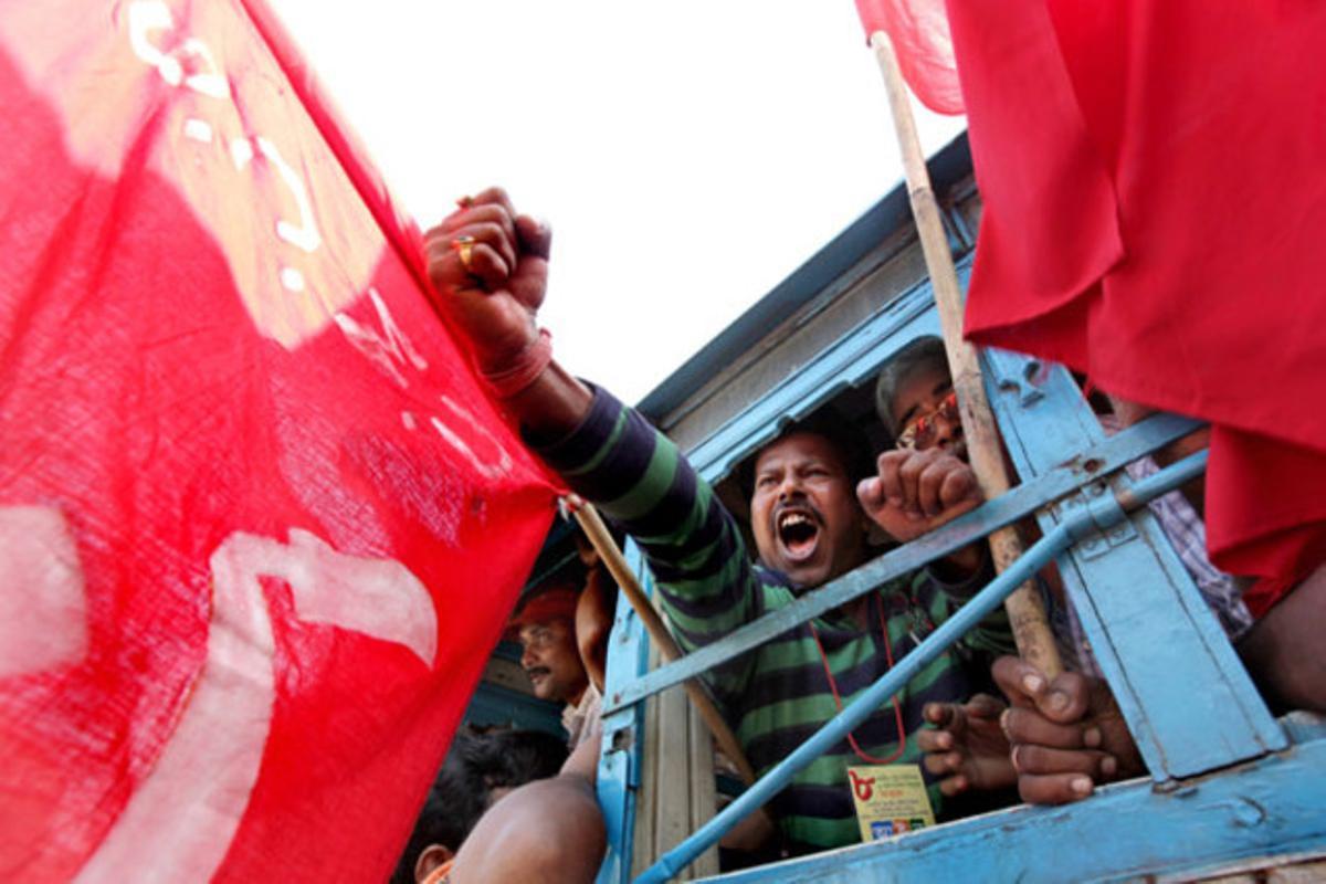 Membres del Partit Comunista de l’Índia (CPI) i activistes sindicals criden consignes contra el Govern després de ser arrestats durant una manifestació a Calcuta (Índia).