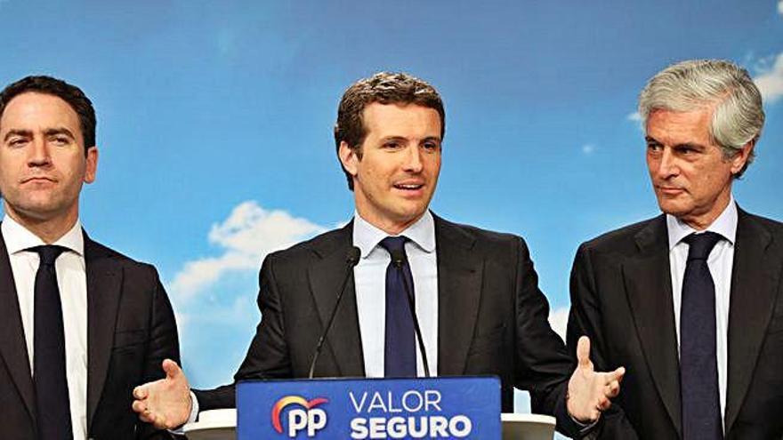 Pablo Casado, ahir, en un moment de la seva compareixença, entre Teodoro García Ejea i Suárez Illana, a la seu del partit popular