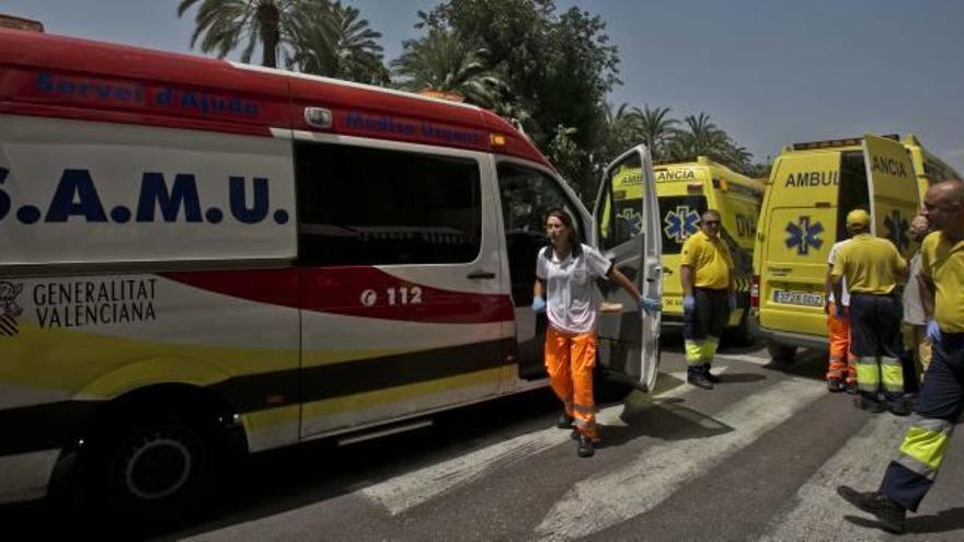 Una de las ambulancias SAMU con base en Elche en una intervención urgente en el centro de la ciudad.