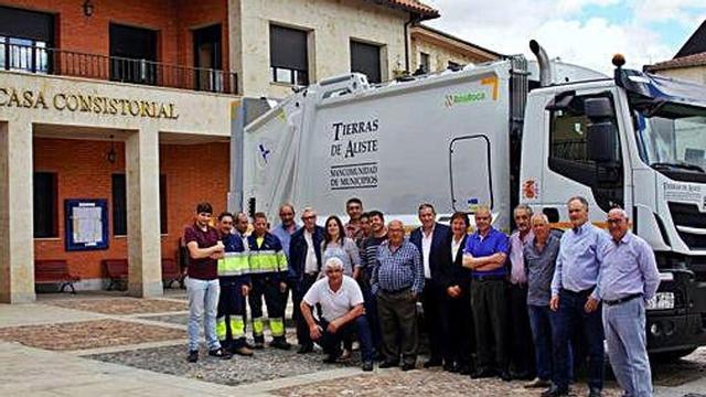 Acto de entrega, en Alcañices, del nuevo camión a la Mancomunidad Tierras de Aliste.