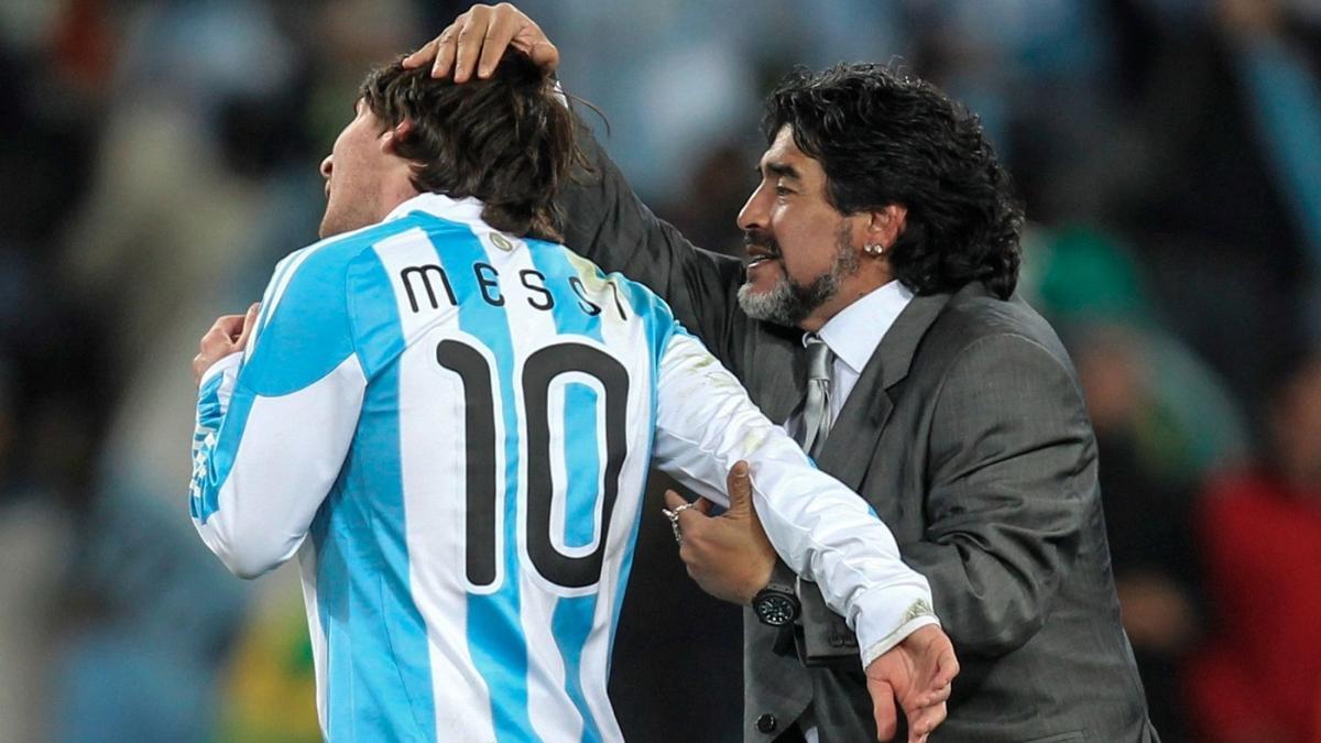 Messi junto a Maradona en 2010