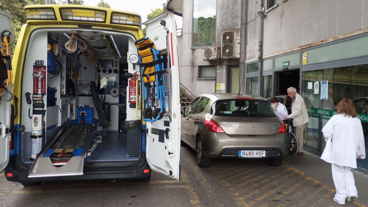 Acceso de vehículos y peatones al servicio de Urgencias del Hospital Montecelo, ayer a mediodía.