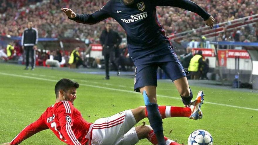 Carrasco intenta regatear a Lisandro López. // José Sena