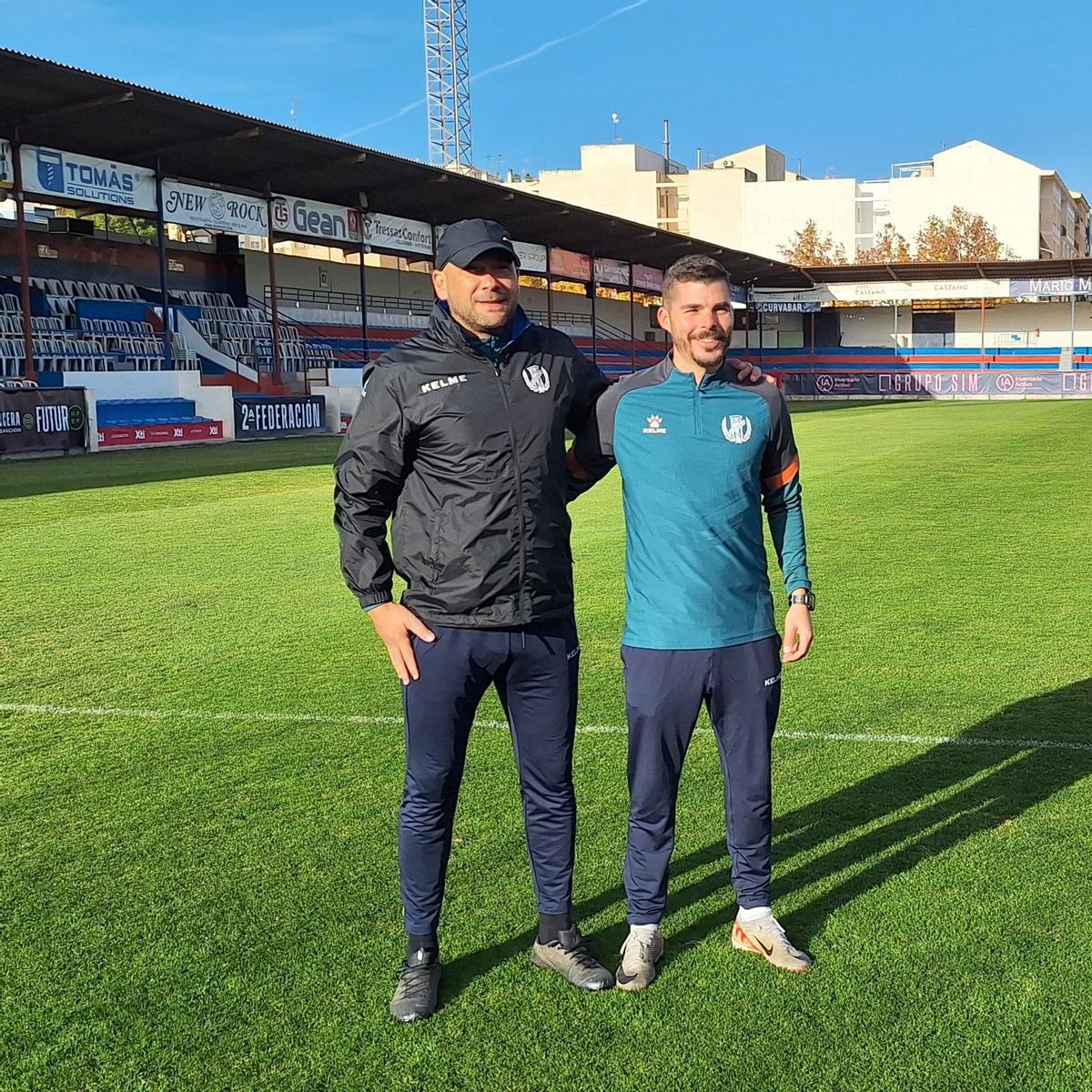 Iván Ruiz, a la izquierda, nuevo entrenador del Yeclano