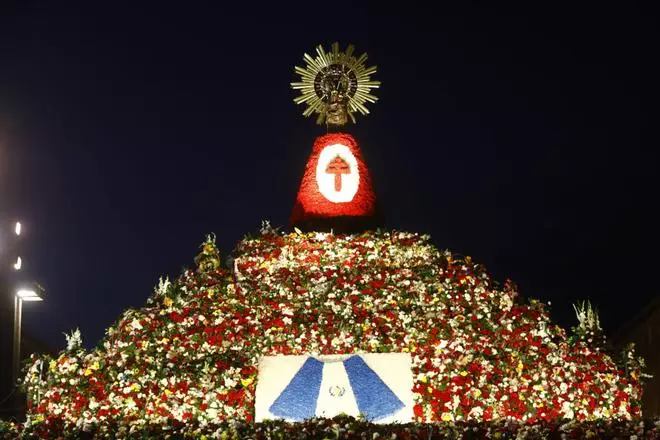 En imágenes | La Ofrenda de Flores afronta la recta final ya con la Virgen del Pilar iluminada