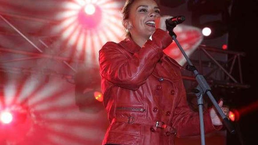 La cantante en el concierto de las fiestas de Baiona 2012.