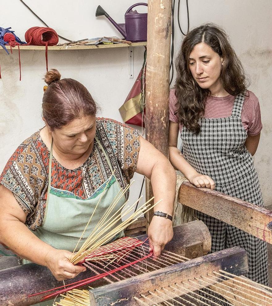 Montserrat trabajando como artesana