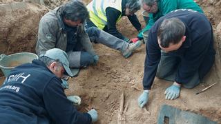 Afloran dos cuerpos en la apertura de fosas comunes de Belalcázar