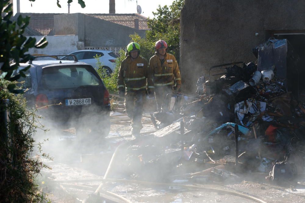 Un aparatoso incendio calcina una casa de campo en Sant Joan