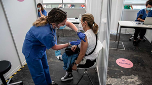 Els científics demanen universalitzar la vacuna en vista de l’augment de casos de 15 a 30 anys a Barcelona