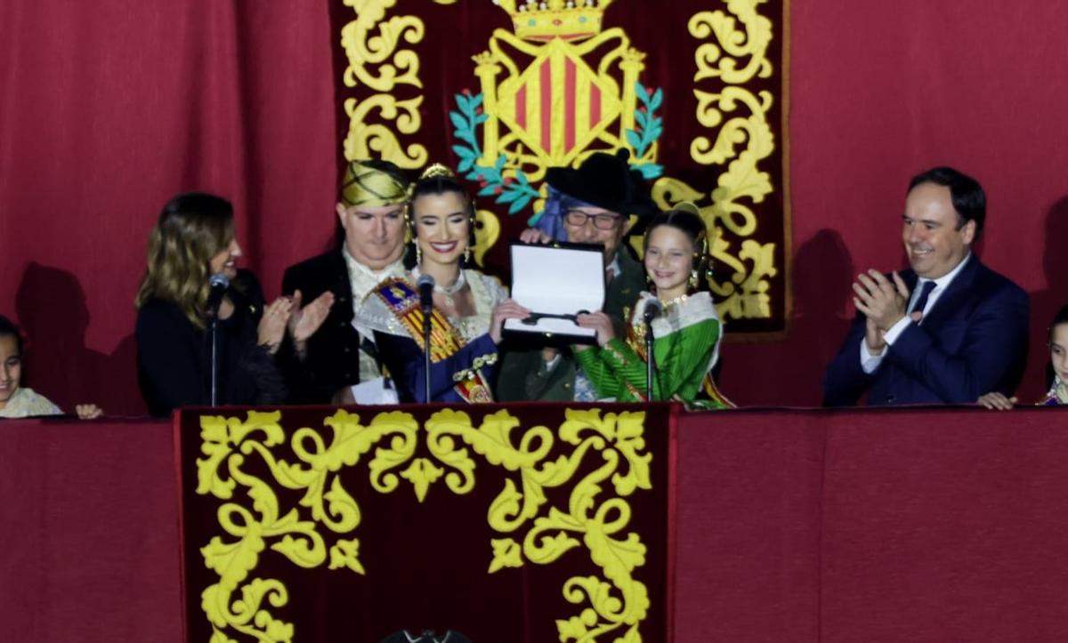 Carmen y Marta muestran las Llaves de la Ciudad