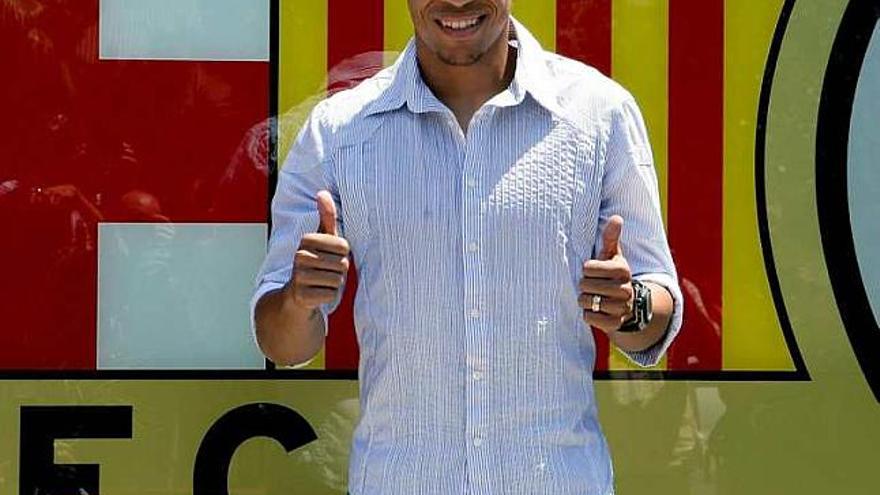 Adriano posa sonriente tras firmar su contrato.