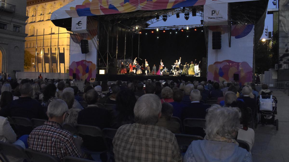 El escenario de la plaza del Pilar sin las mallas de ocultación