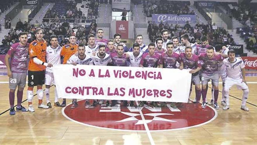 Los dos equipos posaron antes del partido de anoche en son Moix con una pancarta contra la violencia de género.