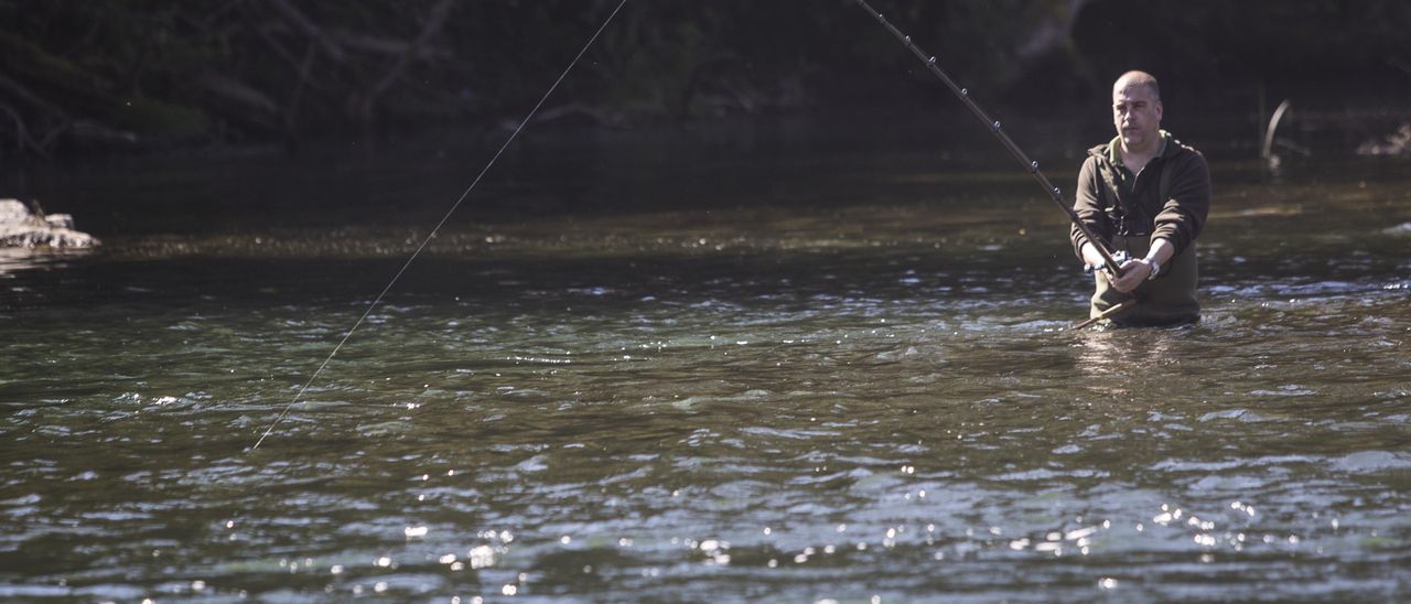 Un pescador, en el Narcea, al principio de esta temporada.
