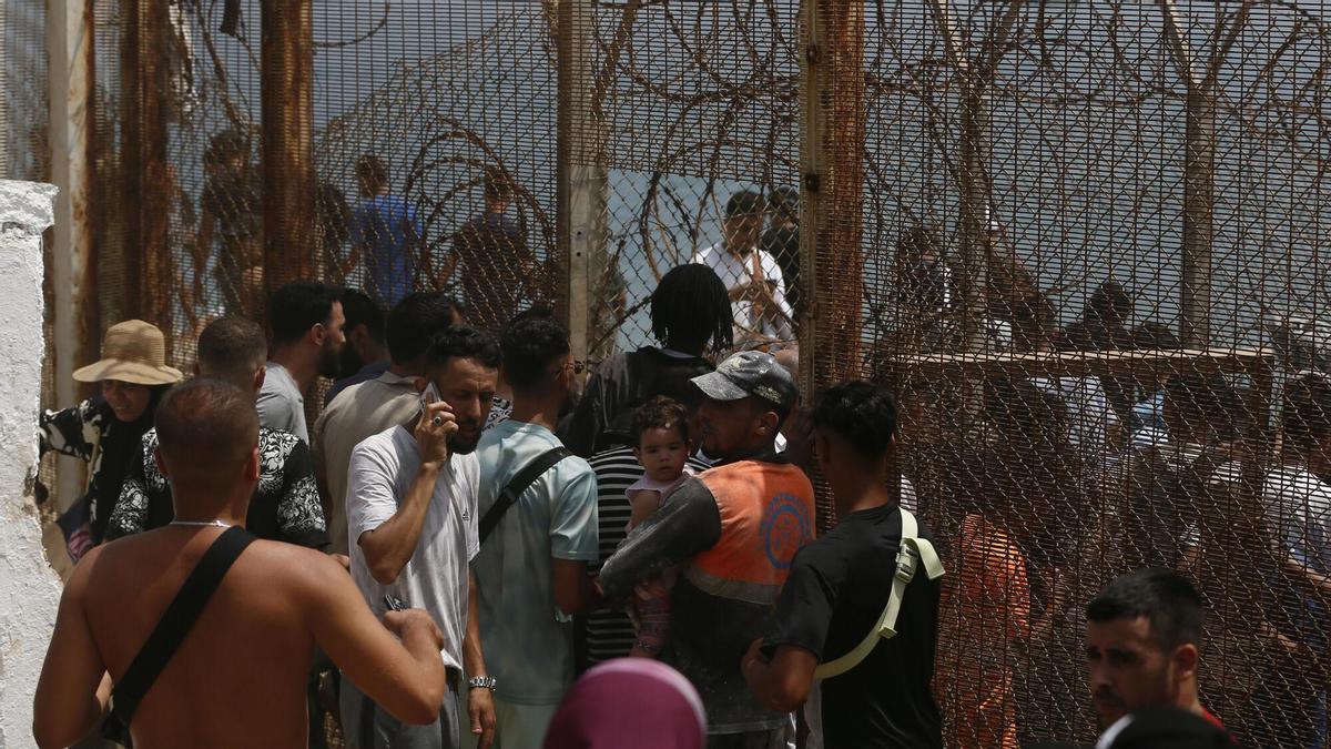 CRISIS MIGRATORIA | Bruselas ofrece apoyo a España con Frontex en Ceuta y pide a Marruecos medidas inmediatas