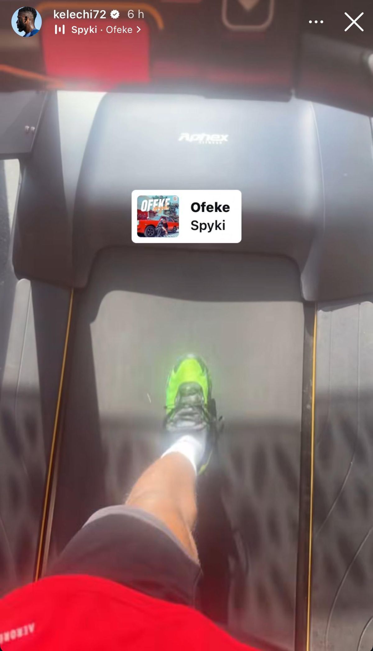 Iheanacho se muestra en sus redes sociales entrenando en una cinta de correr