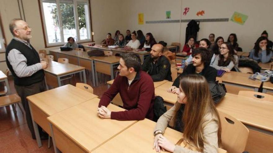 Un grupo de alumnos del máster en Formación del Profesorado, durante una clase de Innovación Educativa con el profesor de la Universidad de Oviedo Ramón Pérez.