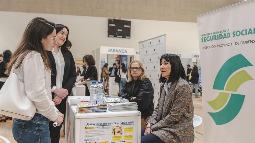 Dos alumnas reciben información en el puesto del Instituto Nacional de la Seguridad Social.