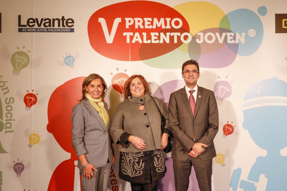 Los invitados posan en el photocall de los premios Talento Joven CV.