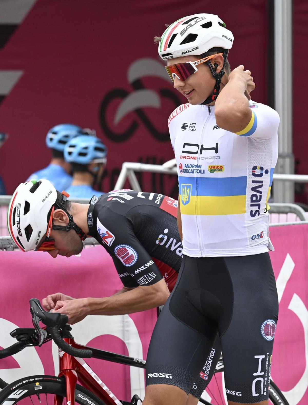 Diamante (Italy), 13/05/2022.- Ukrainian rider Andrii Ponomar (R) of the Drone Hopper - Androni Giocattoli team prepares for the start of the 7th stage of the 105th Giro d’Italia cycling tour over 196km from Diamante to Potenza, Italy, 13 May 2022. (Ciclismo, Italia) EFE/EPA/MAURIZIO BRAMBATTI