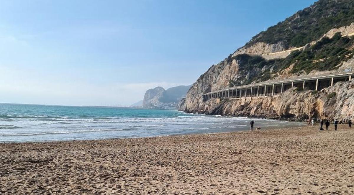 Vistas del mar desde la Cala Ginesta, en Sitges.