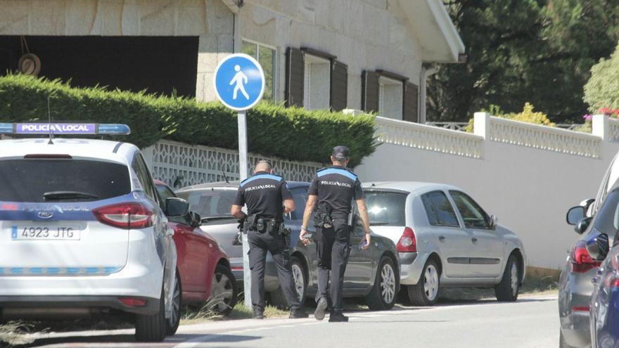 Agentes municipales de Cangas, actuando en la zona de playas.