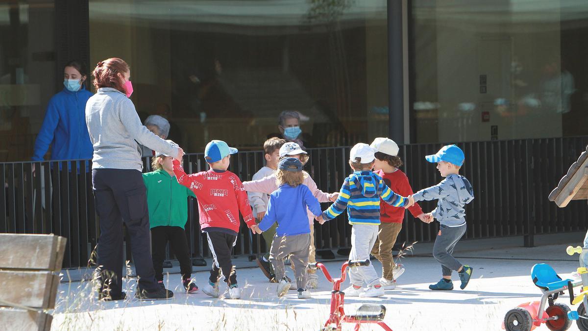 Un grupo de niños de la escuela infantil juega en un corro. // IÑAKI OSORIO