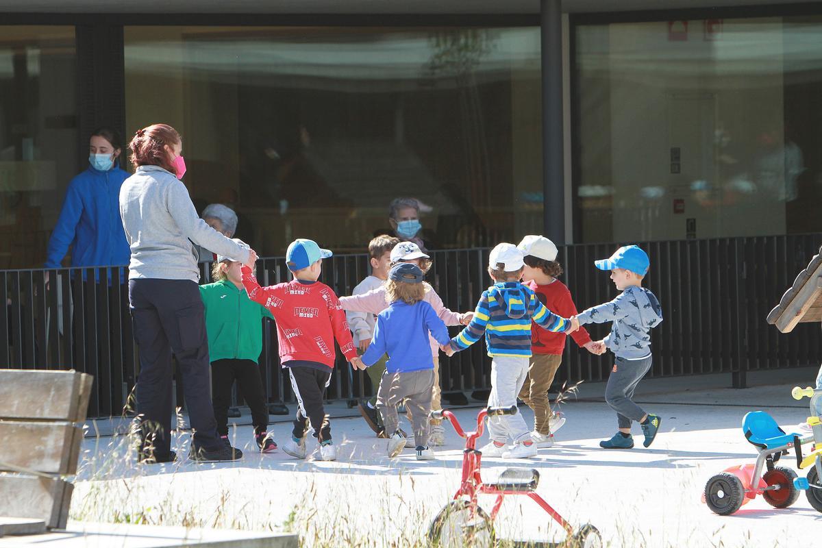Un grupo de niños de la escuela infantil juega en un corro. // IÑAKI OSORIO