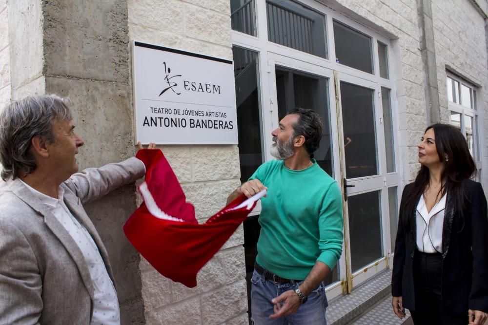 Antonio Banderas visita la escuela de teatro ESAEM.