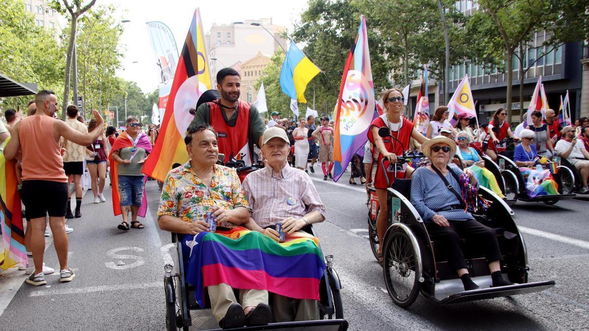 Una parella de persones grans participen a la marxa del Pride 2026 a Barcelona