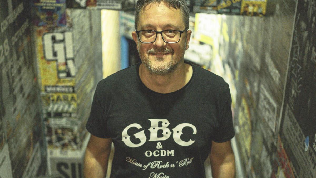 Isaac Vivero posa en las escaleras de la sala de conciertos Garaje Beat Club (GBC)