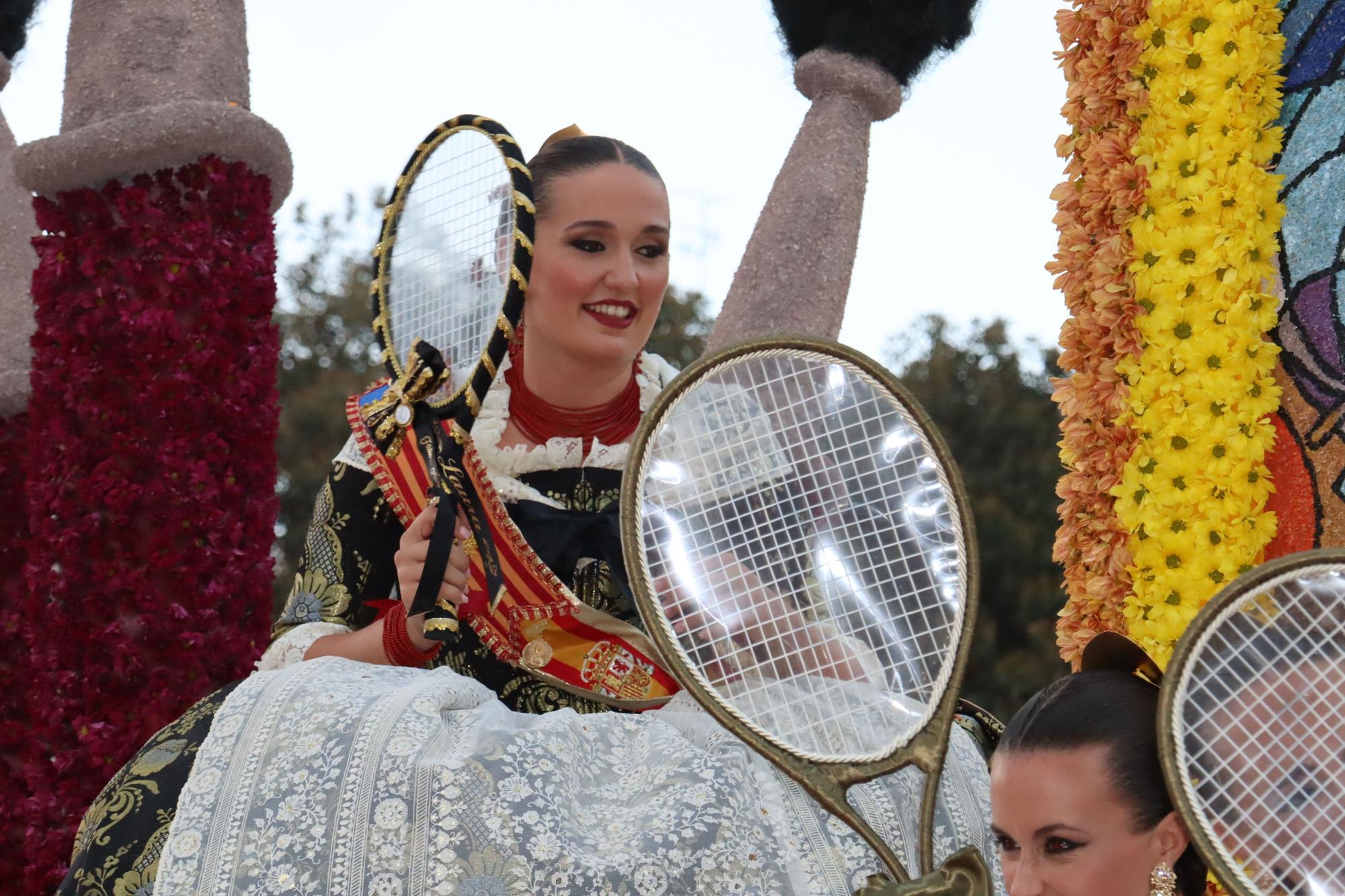 La Batalla de Flores reúne a las falleras de 2022 y 2023