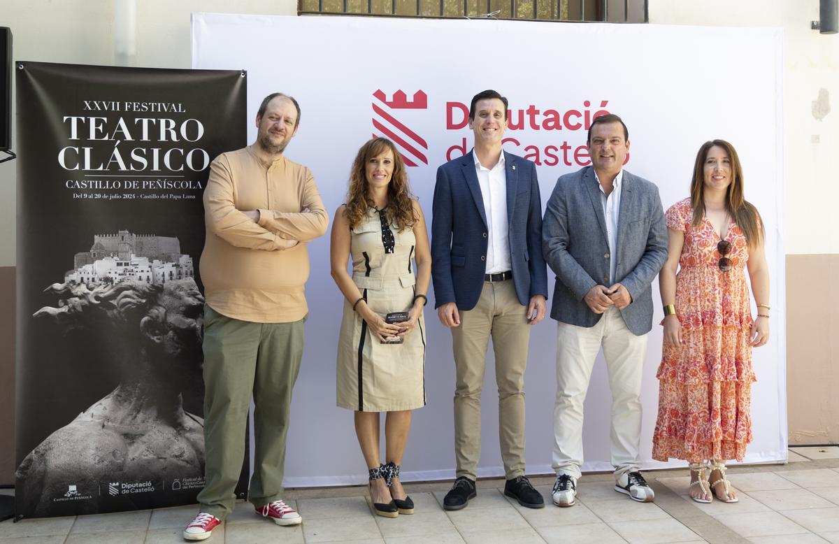 El diputat de Cultura, Alejandro Clausell, al costat de l’alcalde de Peníscola i els organitzadors del festival.