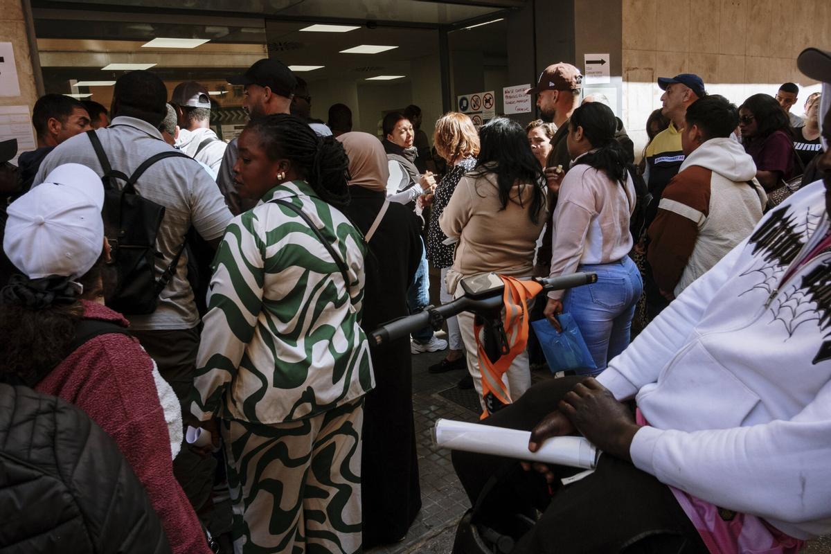 Largas colas este lunes en Pere Garau por la regularización
