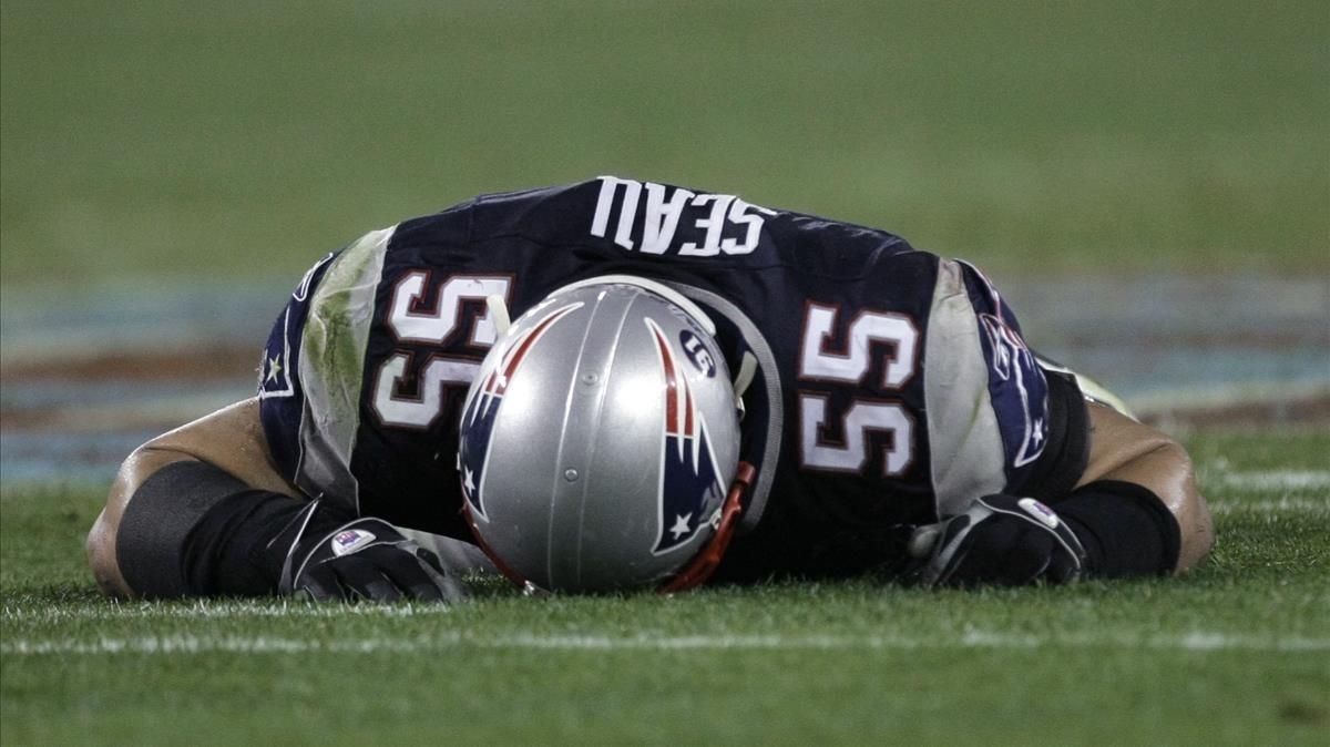 zentauroepp7687868 new england patriots linebacker junior seau lies on the turf170727125512